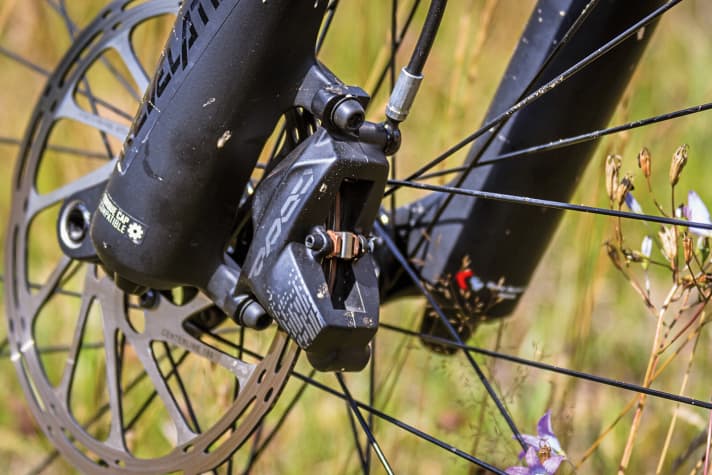   The solid Sram Code brakes on the Merida One-Forty provide top deceleration and plenty of reserves on the downhill.