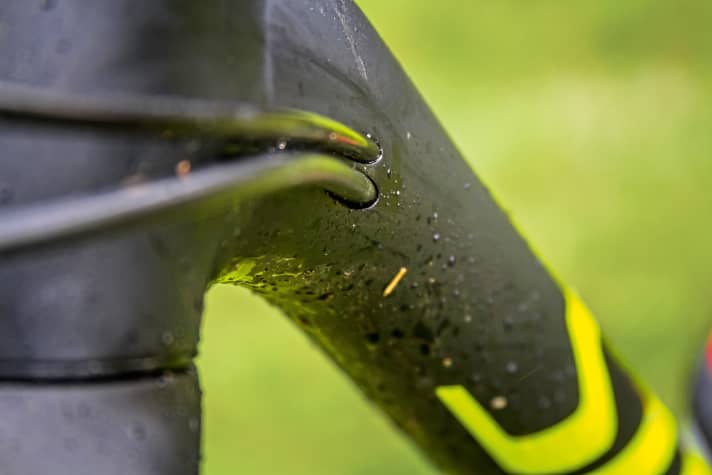   Die Züge verschwinden am Specialized Chisel elegant im Rahmen, auf eine Dichtung wird verzichtet.