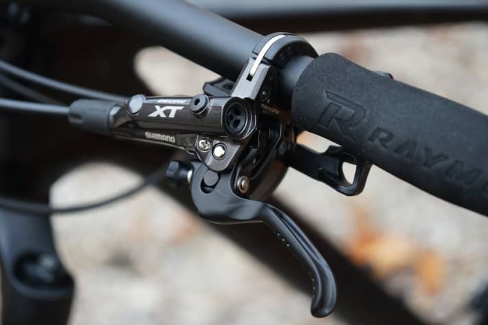   XT von Kopf bis Fuß: Antrieb und Bremsen kommen aus einem Guss vom Komponentenriesen Shimano.