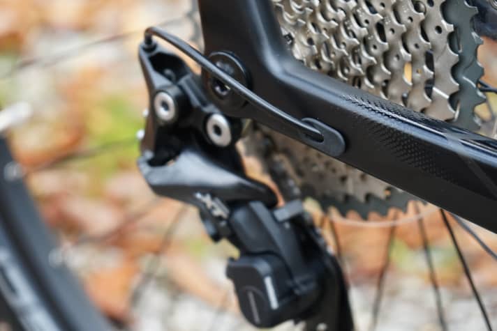   Die Zugverlegung verläuft komplett im Rahmeninneren des R Raymon Nineray-Carbon-Chassis.