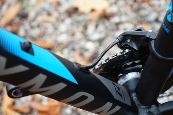   Elegant and well thought-out cable routing inside the frame: The Sevenray 6.0 stands on grown-up legs for 999 euros.