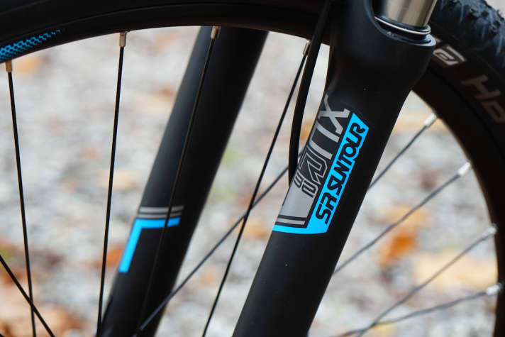   Sauber anpassbare Luft-Federgabel von Suntour am Sevenray 8.0 - im Einstiegssegment ein entscheidender Schritt zur Geländetauglichkeit.