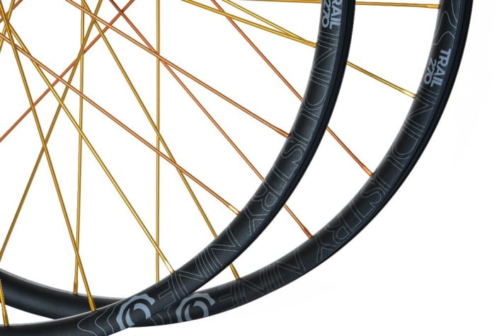   Die Farbe der Naben, Speichen und Decals kann der Kunde im Industry Nine-Konfigurator „Ano Lab“ frei kombinieren.