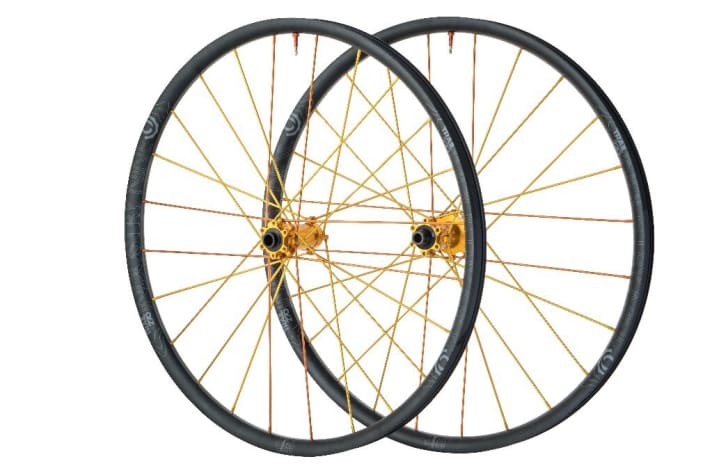  Über 1200 Dollar für einen Satz Alu-Laufräder? Klingt viel, ist es auch. Aber wenn das Laufrad nur so viel wiegt, wie ein vergleichbares aus Carbon, dann rückt das die Perspektive doch wieder zurecht.