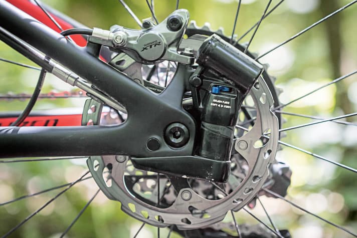   Specialized Epic S-Works: Das Brain-System sitzt jetzt hinter der Hinterachse. Die Sensibilität kann weiterhin in fünf Stufen geregelt werden.    