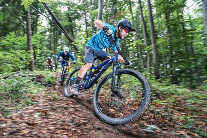 Kurven-Grip, Bremstraktion und Selbstreinigung: Im direkten Vergleich zeigen sich die Unterschiede der Reifenbreiten deutlich. | h.