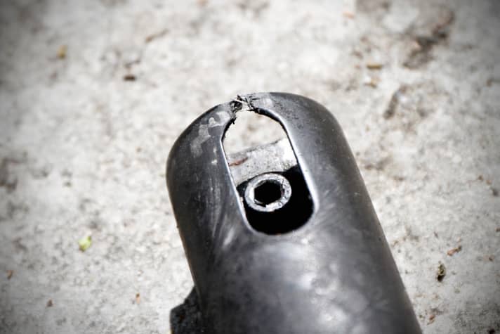   The damage to the Canyon carbon seatpost: the connecting web at the lower end of the seat tube is delaminated.