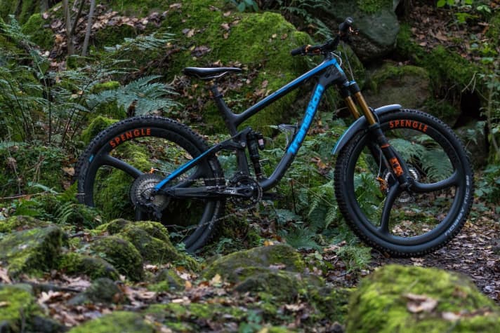   At 1750 grams, the Spengle Carbon are not exactly ultra-light. However, they are said to be comfortable and stable.