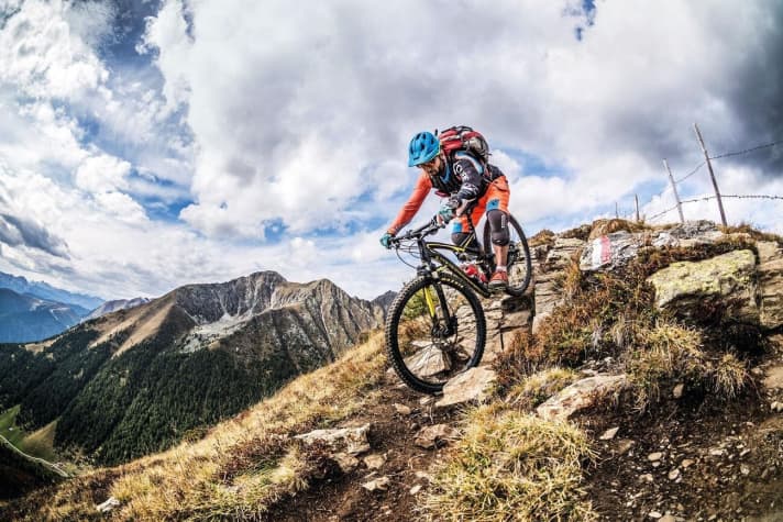   Markus Feichtner Everyone can choose for themselves whether they want a telescopic seat post and wide tyres or not. For me, these components contribute to improvements in comfort and safety. One extra kilo doesn't bother me. That's why I don't support this lightweight discussion at all, but rather try to reduce my own body weight. Even then the riding pleasure increases.