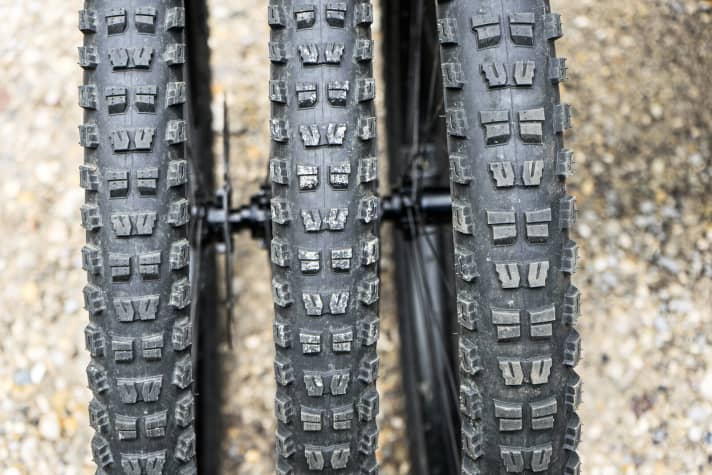 With the Butcher (Gripton Compound) from Specialized, the difference in width between 2.3" and 2.6" is even smaller than with Schwalbe. The 2.8" was explicitly designed to meet the needs of heavy E mountain bikes and also stands out visually from the narrower variants. | b.