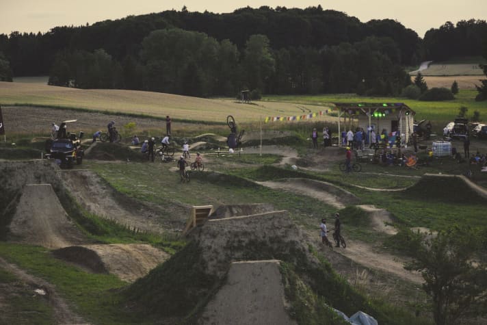   Nach drei Wochen effektiver Bauzeit mit zehn ständigen Helfern entstand der Dirtspot in Söcking. Vom Pumptrack über Table Lines, bis hin zu großen Dirt- und Trick-Jumps ist für Einsteiger und Profis einiges geboten.