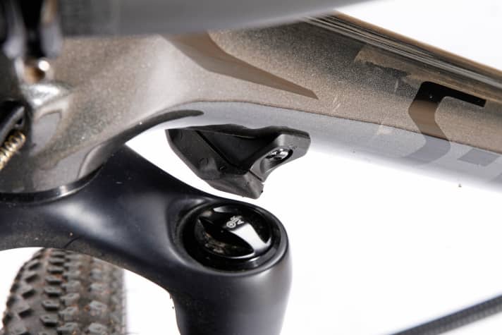   Specialized Epic S-Works: The steering stop on the down tube looks clunky, but fulfils its purpose. The fork crown would collide with the tube.