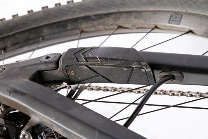   Radon Jab 10.0: The carbon frame is extensively equipped with mudguards. The chainstay is quite wide in front of the Horst link, which makes it easy to graze.