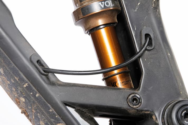  Radon Jab 10.0: Due to the complex design of the bottom bracket area, space for cables is limited. The cable for the dropper post therefore has to go outside for a short distance.