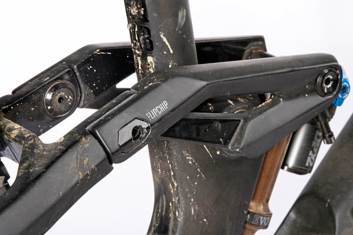   Radon Jab 10.0: The angular stealth look runs through to the smallest detail. The flip chip for geo-adjustment has also been elegantly integrated into the rocker.