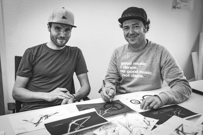   Designer Peter Kettenring (right) and developer Vincenz Thoma (left) on sketches of the Canyon bikes of the future.
