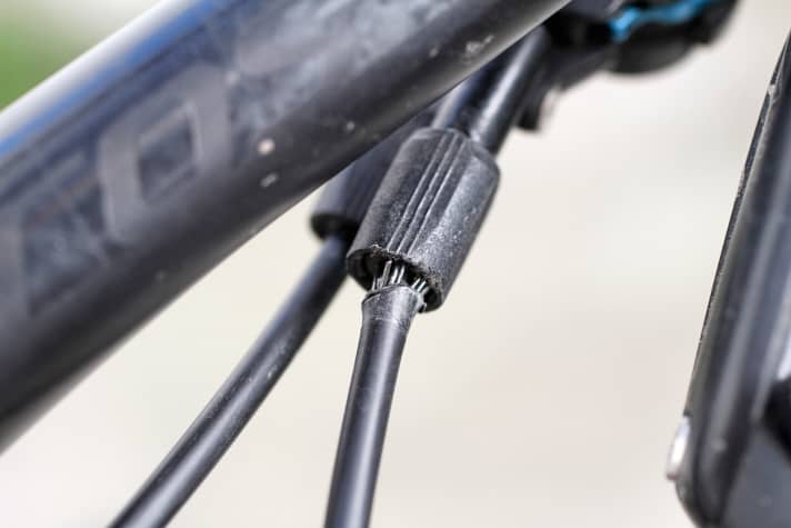   Scott Spark 700 Tuned Plus – Schwergängiger Twinloc-Hebel: Zwei Fliegen mit einer Klappe: Mit dem Twinloc-Hebel lässt sich die Plattform an Dämpfer und Gabel zweistufig vom Lenker aus verstellen. Allerdings ist der Hebelweg für das Lockout recht lang, und mit der Zeit wurde der Hebel immer schwergängiger. Am Ende war die Zughülle aufgesplisst und musste getauscht werden. 