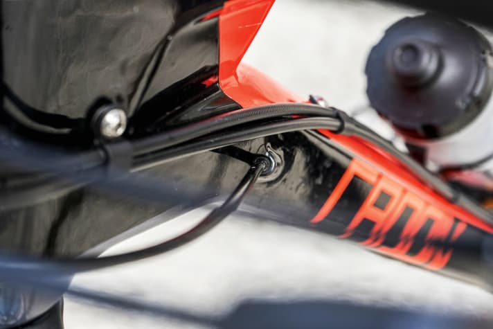   Radon Slide 140 Carbon 9.0: Great cable routing: The shift cables run through the frame, the hydraulic lines along the outside. This makes maintenance easier and still looks stylish.