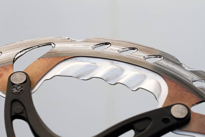   Shimano Saint: Der Alu-Kern der Bremsscheibe beginnt bei hohen Temperaturen zu schmelzen und setzt die Bremse so in Extremsituationen außer Kraft.