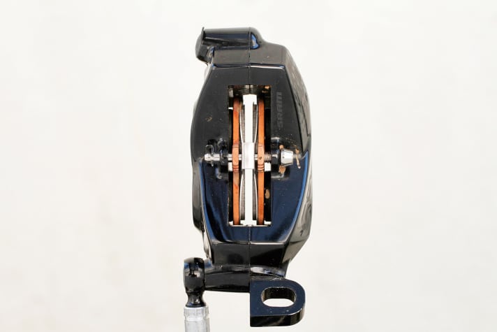   Sram Code RSC: Im Code-Sattel stecken extra isolierte Kolben, die verhindern sollen, dass die Hitze auf die restliche Bremsanlage übertragen wird.