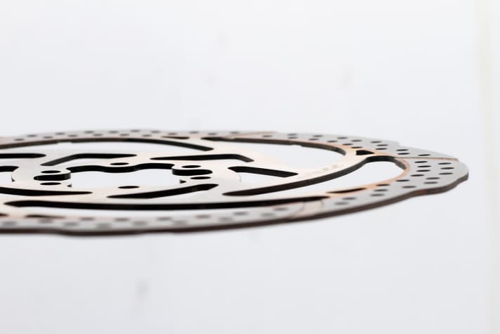   TRP Quadiem G-Spec: Die TRP-Bremsscheibe wölbte sich bereits bei geringen Temperaturen. Die Bremse verzögert zwar noch, aber die Scheibe ist defekt.