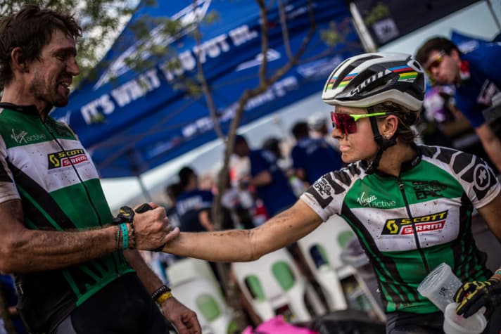   Win together, lose together - that has always been the motto of the Scott team. And today it counts more than ever before. Jenny Rissveds (right) and team manager Thomas Frischknecht at the 2017 Absa Cape Epic MTB stage race in South Africa.