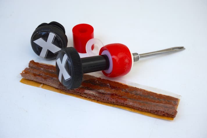   Im Lieferumfang des Maxalami Twisters gibt´s den Twister mit zwei unterschiedlich dicken Gummipfropfen, drei Plugs und eine optisch passende Lenkerendkappe für die andere Seite. 