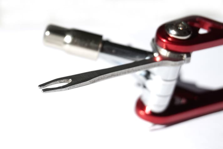  In the foreground: the threading tool. Its end stop is sharp-edged. 