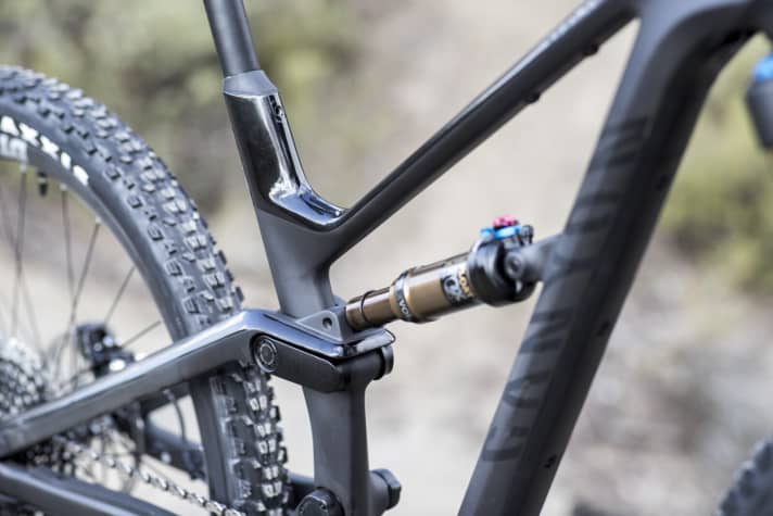 The 140 millimetre rear suspension travel and 150 millimetre front suspension travel can also be optimally adjusted for 50-kilo riders. The seat clamp of the telescopic seat post is integrated into the frame, just like on the unisex model.