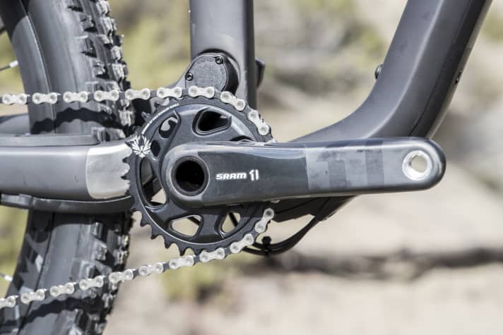 Sram X01 Eagle with 30 mm chainring and 1x12 gears. The aluminium model comes ex works with a double chainring (36/26 Shimano XT/SLX). The crank arms are 170 millimetres long, five millimetres longer for frame size M.