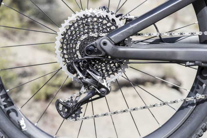„High Horst“ wird der extrem hoch gelegte Drehpunkt in der Kettenstrebe genannt. Er sorgt für eine verbesserte Kinematik, das Bike liegt satt auf dem Trail.
