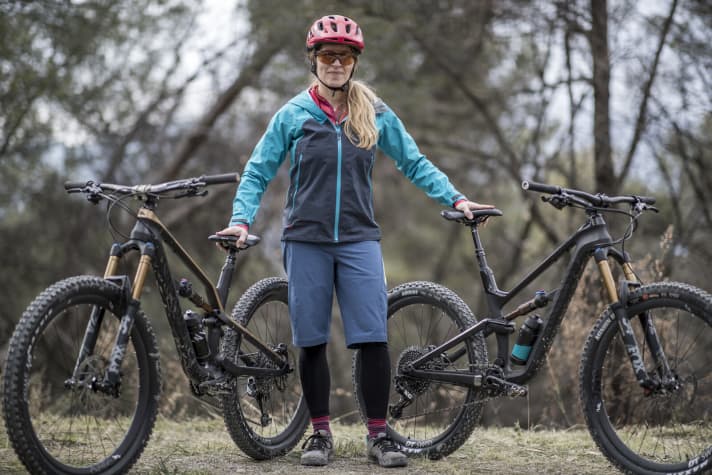 Spectral WMN (rechts) gegen Spectral Unisex (links): Fühlt man die Unterschiede auf dem Trail überhaupt? BIKE-Redaktuerin Gitta Beimfohr findet: ja!