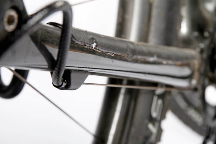   Specialized Epic S-Works: To save weight, the cable for the rear derailleur runs open under the chainstay. However, this makes it more maintenance-intensive.