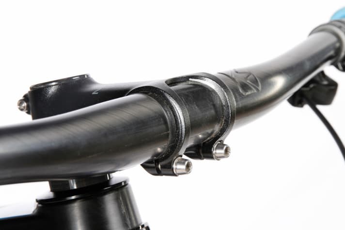   Stoll Bike R1: Der Newmen-Vorbau bringt wenig auf die Waage und kommt nur mit einer Zwei Schrauben-Klemmung, was sehr aufgeräumt wirkt.