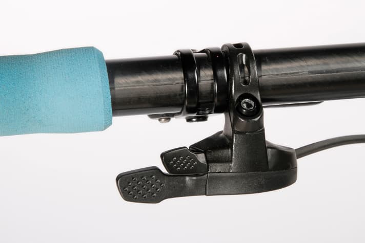   Stoll Bike R1: Die Fox-Gabel lässt sich durch einen Remote-Hebel blockieren. Die Haptik des Plastikhebels könnte aber definierter und wertiger sein.