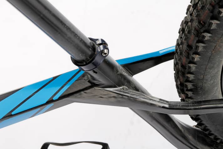   Stoll Bike R1: Der Rahmen wird in einem Stück laminiert und besitzt einen durchgängigen Faserverlauf. Die Vorbiegung der Sitzstrebe sorgt für mehr Komfort.