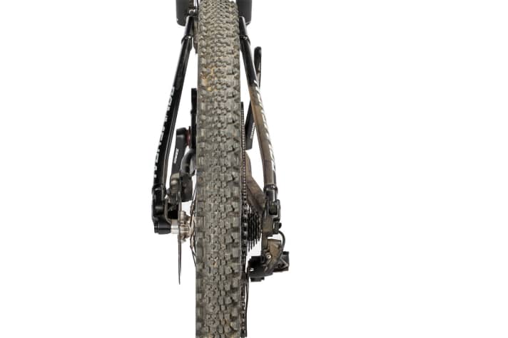   Commencal Meta Trail V4.2: Der Bremssattel liegt innerhalb der Sitzstreben, dadurch wird der Hinterbau sehr breit. Man hat kaum Fersenfreiheit und streift häufig an den Sitzstreben. 