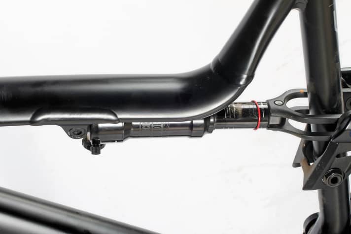   Commencal Meta Trail V4.2: Da der Dämpfer unterm Oberrohr eingebettet wird, fällt dieses besonders breit aus und verleiht dem Rahmen eine äußerst wuchtige Optik. 