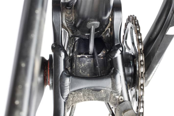   Commencal Meta Trail V4.2: Das Unterrohr ist  offen, wodurch sich die Züge leicht verlegen lassen. In der großen Öffnung kann sich allerdings leicht Wasser und Dreck ansammeln.