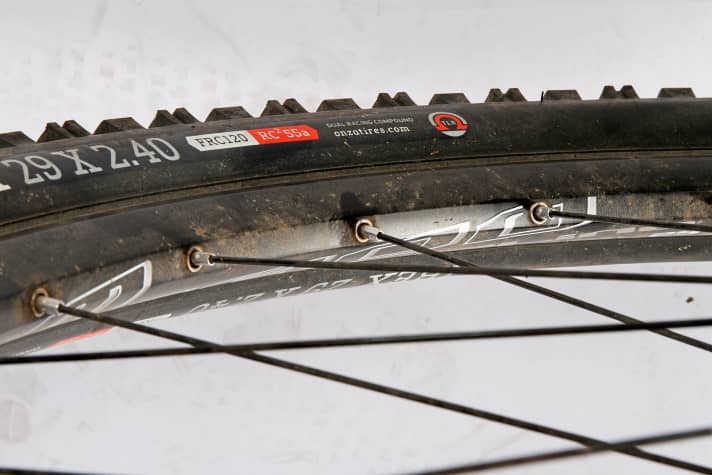   YT Jeffsy 29: YT uses a high-quality DT wheelset. However, the rim width of 22.5 millimetres is no longer up to date and should be wider.