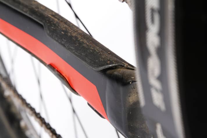   YT Jeffsy 29: Well protected. Despite the aluminium frame, there are precisely fitting protectors on the chain and seat stays. This protects the paintwork and ensures rattle-free descents.