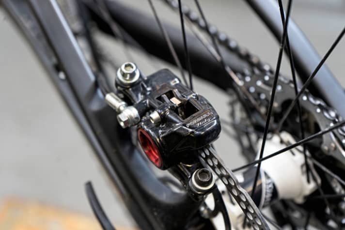   Rose Thrill Hill - Squealing concert: Even without the pull on the lever, the Formula RX brakes made a noticeable noise. Grinding the pads, cleaning and mobilising the pistons brought improvement.