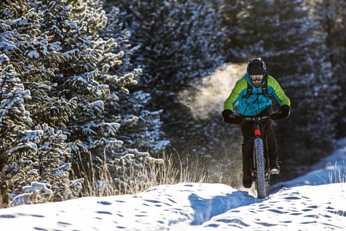   Biking in icy temperatures is a real challenge. For man and material. 