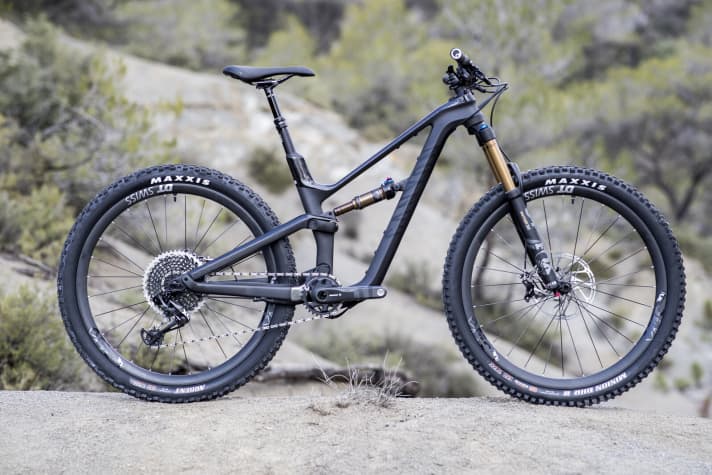 Das Canyon Spectral WMN CF 9.0 kostet in der kompletten Carbon-Variante mit Top-Ausstattung 4999 Euro. Das Bike kommt aber auch in den Varianten Alu und Hybrid (Carbon mit Alu-Hinterbau) und zwar in fünf Modellen. Die günstigste Version ist schon ab 2199 Euro zu haben.
