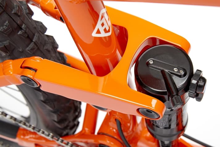   Verbaut werden moderne Trunnion-Mount-Dämpfer wie dieser Rockshox Deluxe.
