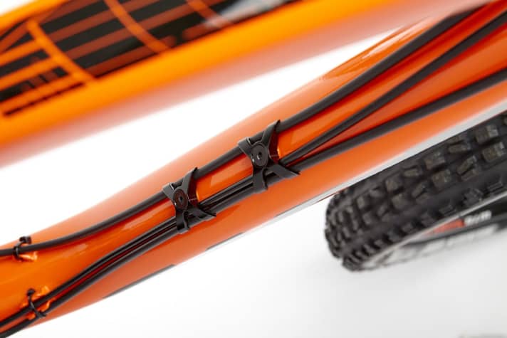   The cables are routed externally, but run neatly within the frame triangle.