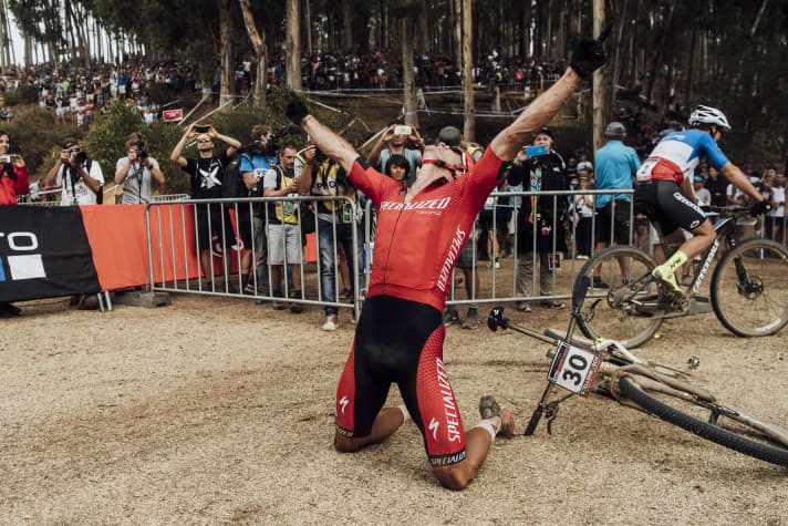   Sieg! Sam Gaze holte mit nur 22 Jahren den ersten Worldcupsieg des Jahres in Stellenbosch gegen Nino Schurter. Auch beim XCC in Albstadt schlug er sich gut, das Hauptrennen war dann nicht nach seinem Geschmack.