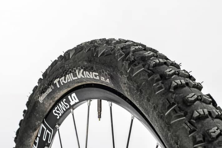   Conway WME 727 Alu: The Continental Trail King tyres without protection on the Conway ensure easy rolling and low weight. However, they are quickly overtaxed on an enduro bike, as the three punctures in the test prove.