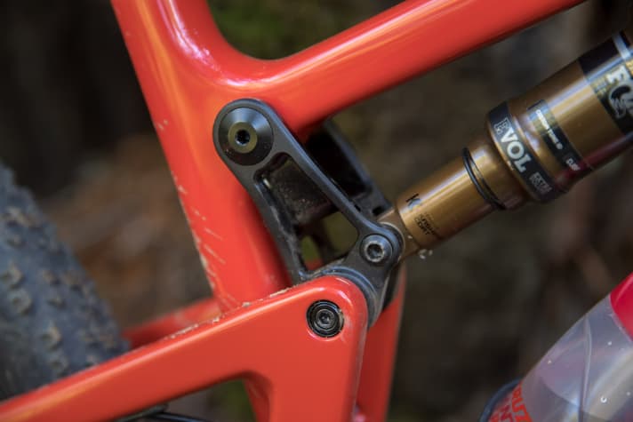   To save weight, a short 170-millimetre damper with a 35-millimetre stroke is used.