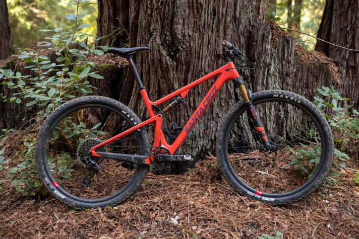   The new Blur is a classic race bike with 100 millimetre suspension and a 2070 gram frame (including shock).